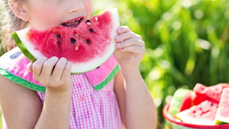 9 λόγοι που πρέπει τα παιδιά σας να τρώνε καρπούζι: Το φρούτο με ελάχιστες θερμίδες, 4 βιταμίνες και αντικαρκινικές ιδιότητες