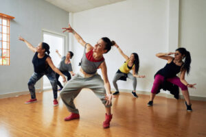 15λεπτο πρόγραμμα για να γυμναστείτε χορεύοντας. Κάψτε θερμίδες και ανεβάστε τη διάθεσή σας στα ύψη