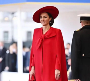 Η υπέρκομψη Kate Middleton ντύθηκε στα κόκκινα και έκλεψε τις εντυπώσεις - Αντιγράψτε τις φλογερές κόκκινες στυλιστικές της επιλογές